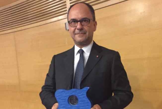 Dr. Oreste lo Iacono recibiendo premio